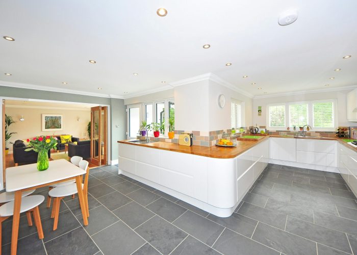 Alicatado de una cocina Alicatado de una cocina con mesa y encimera de madera