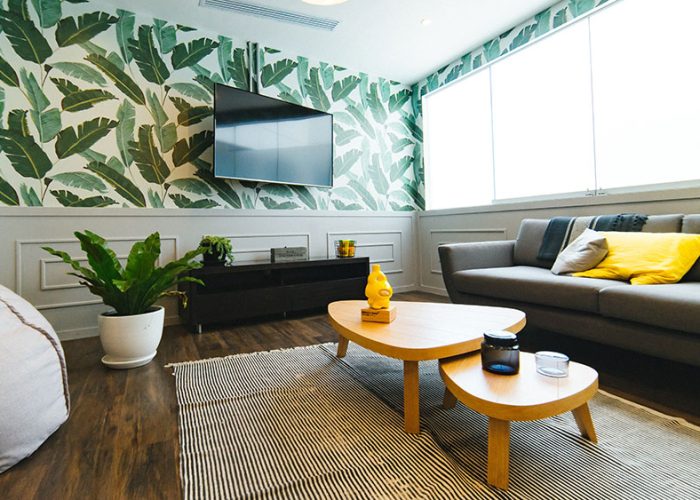 Salón con dos mesas Salón con dos mesas, tele y sofá